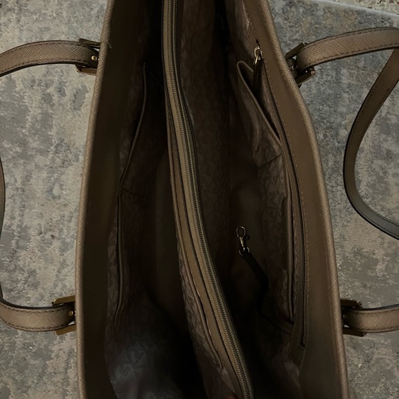 Michael Khors Bag - Picture 6 of 7